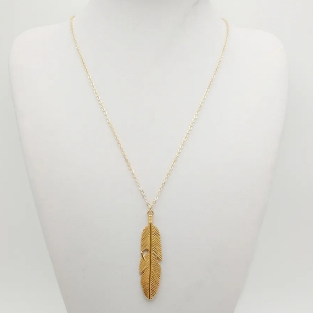 NWOT Feather Necklace